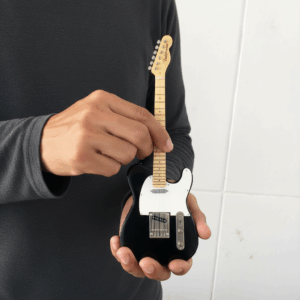 freepik__homem-com-um-instrumento-musical-guitarra-em-minia__80411