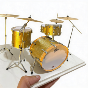 freepik__homem-com-miniatura-de-bateria-nas-mos-fundo-branc__73519