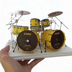 freepik__homem-com-um-instrumento-musical-de-tambor-em-mini__73520