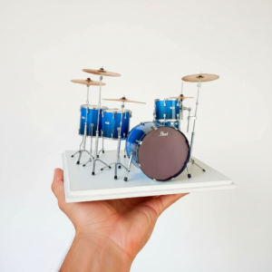 freepik__homem-segurando-bateria-em-miniatura-nas-palmas-fu__73521